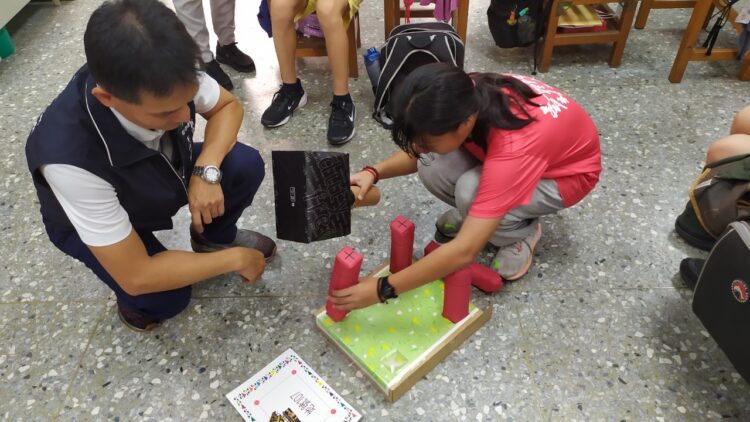 中市東勢地所走進校園-石城國小學童體驗地籍圖重測作業