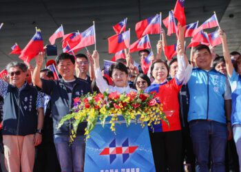 全國最大國旗震撼登場！-2萬人齊聚府前廣場慶雙十-盧市長：台中榮光、閃耀國慶