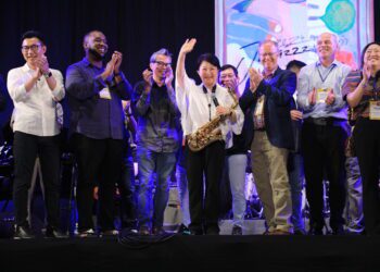 18.5萬粉絲朝聖!「台中爵士音樂節」開幕夜10國使節出席-盧市長獨秀薩克斯風與全場同歡