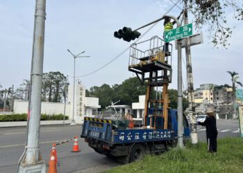 中市交通局支援修復交通號誌-高雄民眾直呼「辛苦了，有你真好！」