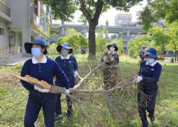 丹娜絲風災重創嘉義校園 彰化慈濟志工跨區清掃協助災後復原