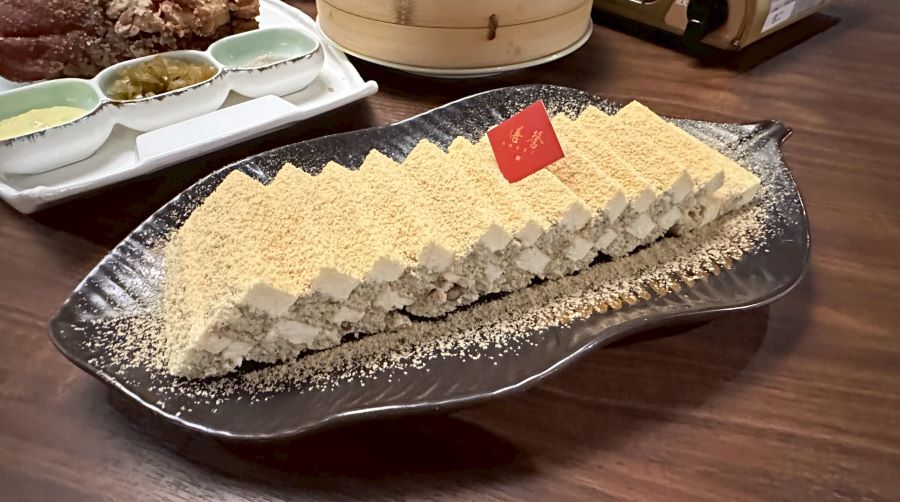 膳馨餐飲集團新推出的「駿馬迎新春，馨享好團圓」桌宴年菜-甜點以麵茶入味，微甜不膩。(圖/記者林均和攝)