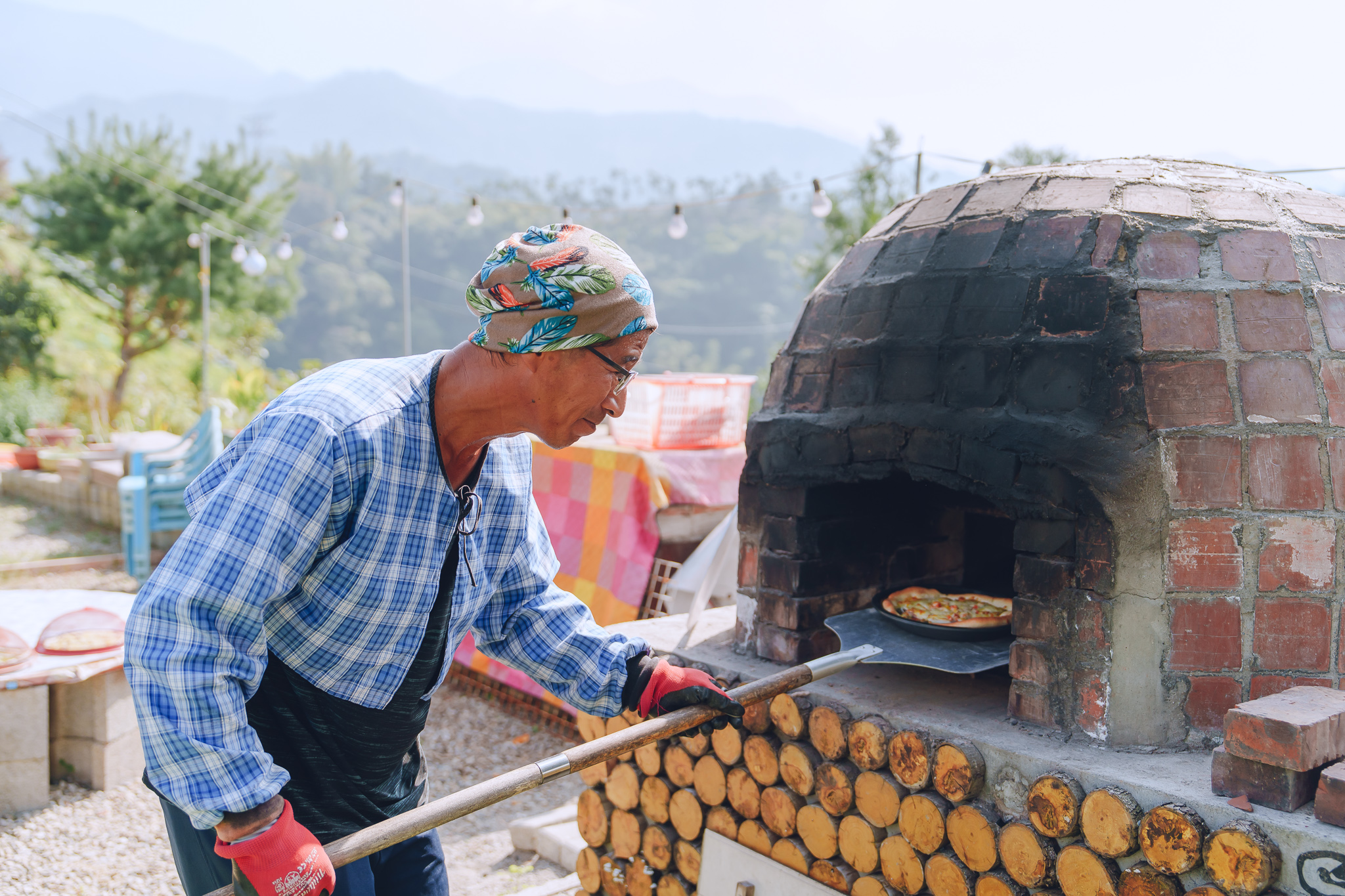 梨之鄉休閒農業區-爸娜娜露營區推出窯烤披薩體驗。(圖/記者林均和攝)