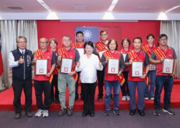 迎接10/25「清潔隊員節」！-盧市長表揚中市績優清潔隊員向城市英雄致敬