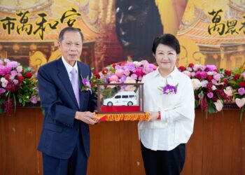 萬和宮捐贈復康巴士-盧市長親見證：感謝回饋鄉里、促進身障朋友便利