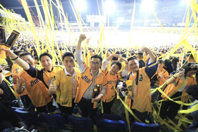 中信兄弟4：1封王！盧市長親臨現場與2萬球迷見證同歡：讓台中再度閃耀