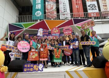 台中萬聖嘉年華ya光派對今登場-吸引逾300位民眾在豐原商圈搞怪踩街