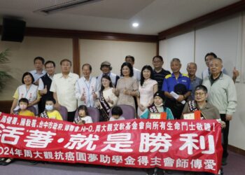 周大觀文教基金會為抗癌鬥士打氣！中市教育局代表頒發獎助學金