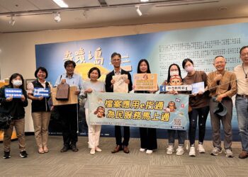 中市地稅局長率隊赴檔管局及財訓所觀摩 -精進檔管維護納稅人權益