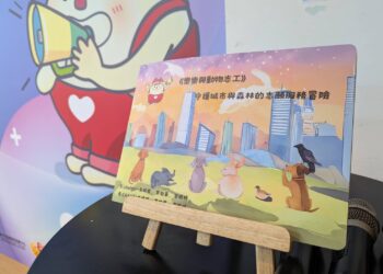 跟著「樂樂」聽故事　中市社會局發表ai創作志願服務繪本