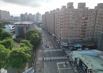 綠斑馬在跳舞！中市交通局新標線護行人-過馬路更安全