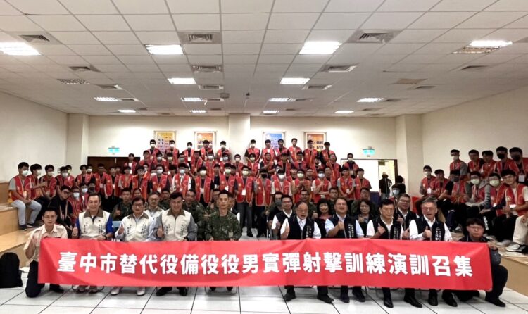 提升民防能量！-中市府召訓108名備役替代役射擊訓練-民政局長上陣打靶勉保國衛民