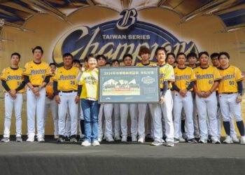 中信兄弟封王遊行感謝祭今登場-盧市長30秒內旋風致詞high翻上千球迷：明年封王遊行再見！