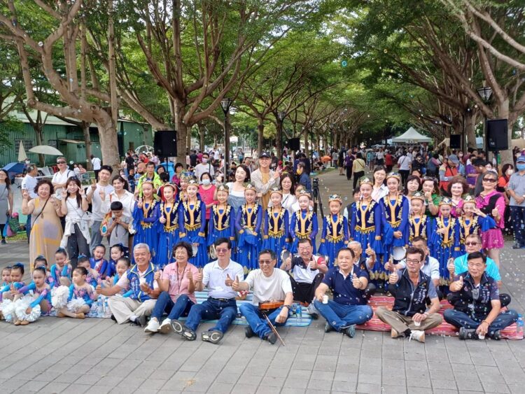 台中市民野餐日豐洲公園今熱鬧登場-經發局與數百民眾品咖、放電