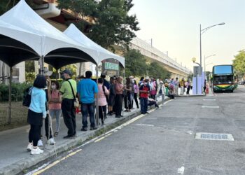 花海接駁車湧人潮-中市交通局：首週開出近千班次-鏡頭君成「萬」人迷
