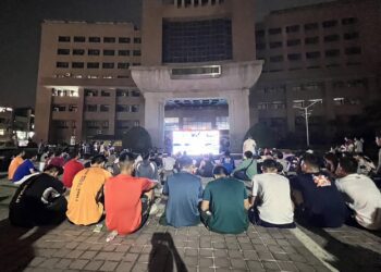 世界12強棒球賽「中韓」開幕戰13日開打-豐原原議政大樓前首次直播吸引球迷熱血加油