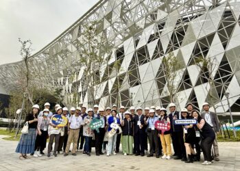 政大地政學系友會參訪「國際會展中心」、「綠美圖」-見證國際級地標建築