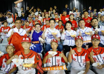 盧秀燕與蔣萬安同框「世界12強棒球賽台日大戰」-兩人大啖壽司、章魚燒為中華隊熱血加油!