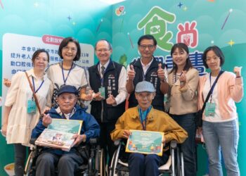 擺脫鼻胃管束縛　中市社會局邀長輩相揪台中國家歌劇院吃飯打卡