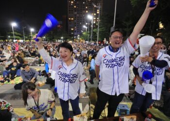 中市府前中日大戰熱血直播-破萬人齊聚嗑太陽餅力挺中華隊-盧市長：全國最大的直播場地在台中！