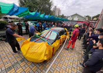 電動車火災搶救新利器-中市消防率先引進e-bag