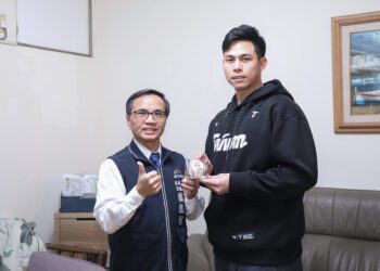 金牌投手獲贈中捷終身榮譽卡-陳冠偉：隔天就去搭