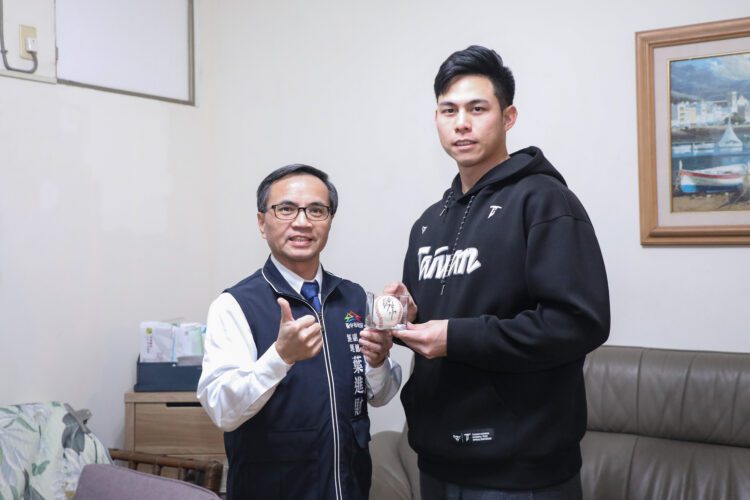 金牌投手獲贈中捷終身榮譽卡-陳冠偉：隔天就去搭