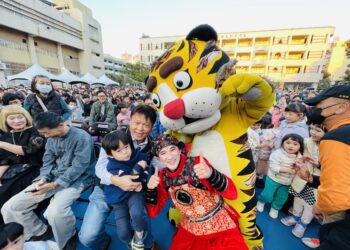 萌虎下山傳達動物保育觀念-中市文昌國小紙風車《武松打虎》演出歡笑連連