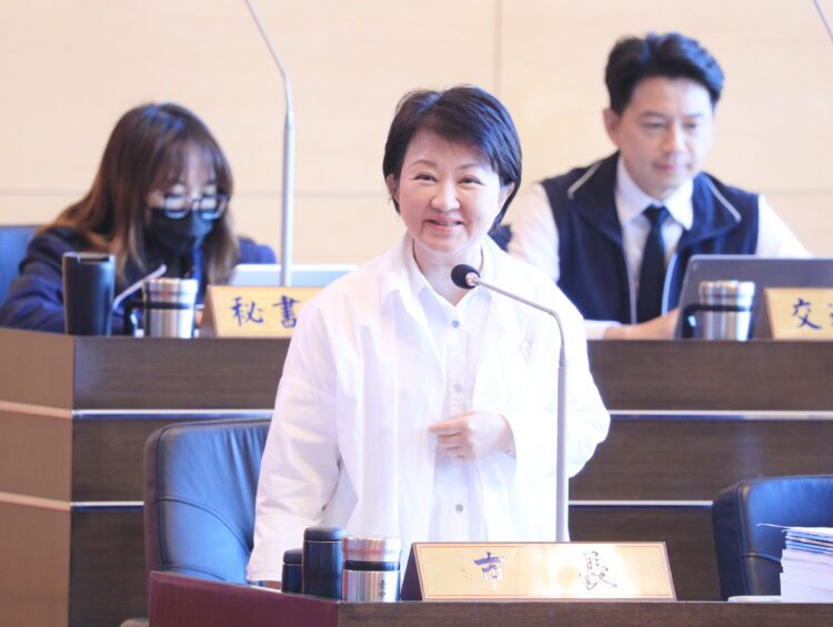 台灣第一人！台中作家楊双子榮獲美國圖書獎-盧市長：頒發榮譽獎章、加速研訂獎勵金