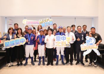 耶誕驚喜！中華隊u12奪冠-盧市長與台中小將玩交換禮物