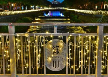 「螢光綠川」點亮台中夜色-2024耶誕嘉年華浪漫登場