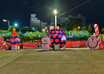 聖誕老公公跳出來了！-中市水利局陽明市政大樓廣場耶誕燈飾迎接節慶