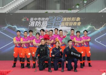 2025台中消防局月曆登場！首創「警消親子同入鏡」-鄭副市長：盼深植全民消防意識