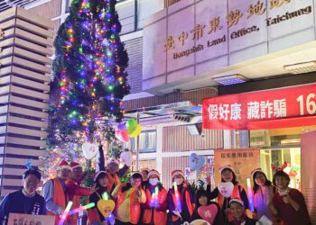 東勢卓越希望行道會看夜間檔案展-聚東勢地所聖誕樹唱聖歌報佳音