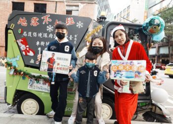 2024台中耶誕嘉年華中西區清潔隊電動掃街車華麗變裝-呼籲垃圾不落地、環保杯隨行！