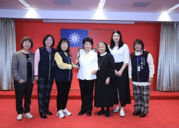 西屯婦培中心榮獲衛福部婦蘊獎-市政會議獻獎共享榮耀