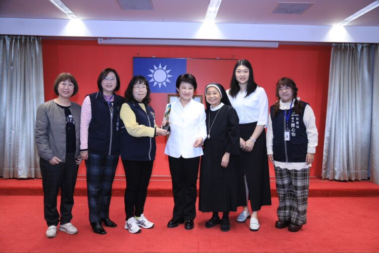 西屯婦培中心榮獲衛福部婦蘊獎-市政會議獻獎共享榮耀