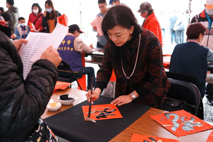 台中孔廟蛇燦年發迎春揮毫1/11登場-前200名入園可獲開運豬福鈴鐺吊飾