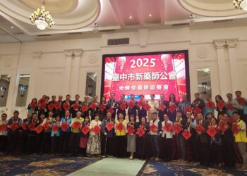 「藥事服務獎」揭曉!-中市衛生局長頒獎感謝16名藥事人員守護市民用藥安全