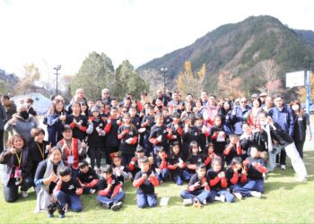 台中最偏遠學校超暖心！盧市長率隊赴平等國小與44位學生相見歡-贈「2025市民限定乘車優惠卡」感謝南非籍外師攜手偏鄉雙語教育