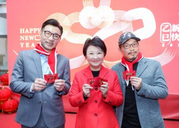 隱藏版2款限量春聯曝光！台中迎新揮毫贈春聯-盧市長同框知名作詞人方文山親揭2彩蛋