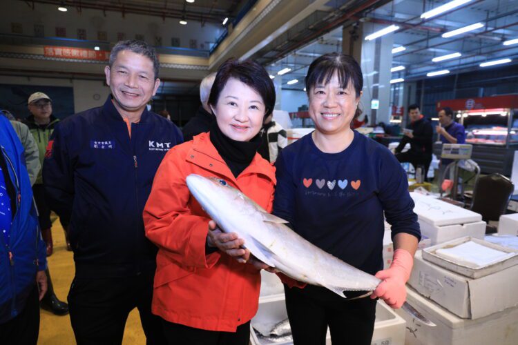 盧市長春節前視察魚市、果菜市場-關心調配供給量