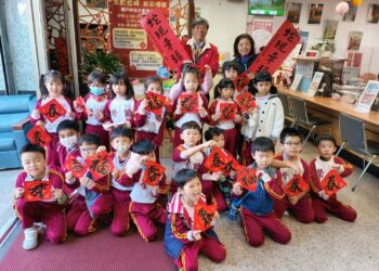 霧峰戶所迎新揮毫贈春聯-創意宣導人口政策