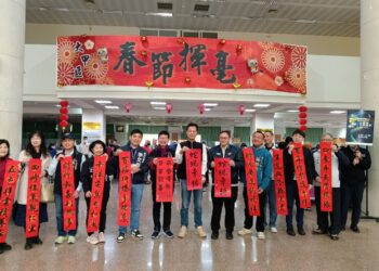 大甲「銀蛇喜迎春」揮毫贈春聯熱鬧登場-鄭副市長祝福蛇年行大運