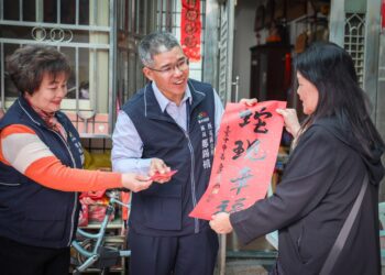 中市里鄰長總動員送幸福到你家！方文山執筆超夯「蛇現幸福」春聯發送百萬家戶-市民迴響熱烈