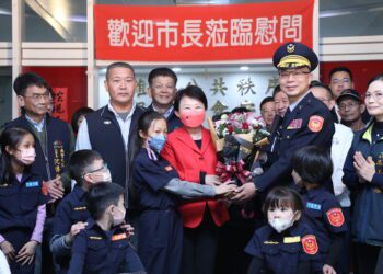 中市府兵分八路慰勉第一線執勤人員　盧市長贈小紅包感謝：守護市民過好年