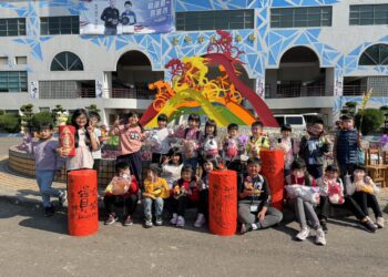 鰲峰山自由車場迎新春主題造景亮相-邀市民走春走出一身輕