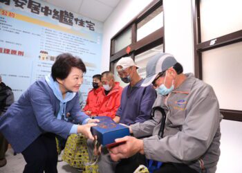 歲末寒冬送暖！-小年夜前關懷街友-盧市長:-春節社福服務不打烊