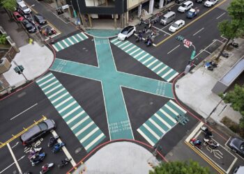 行人過馬路更安全！-中市63處易肇事路口、140處校園周邊路口改善完成