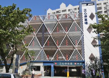 中市交通局打造微形森林停車場-少畫5個停車位50年保住老樹不搬家